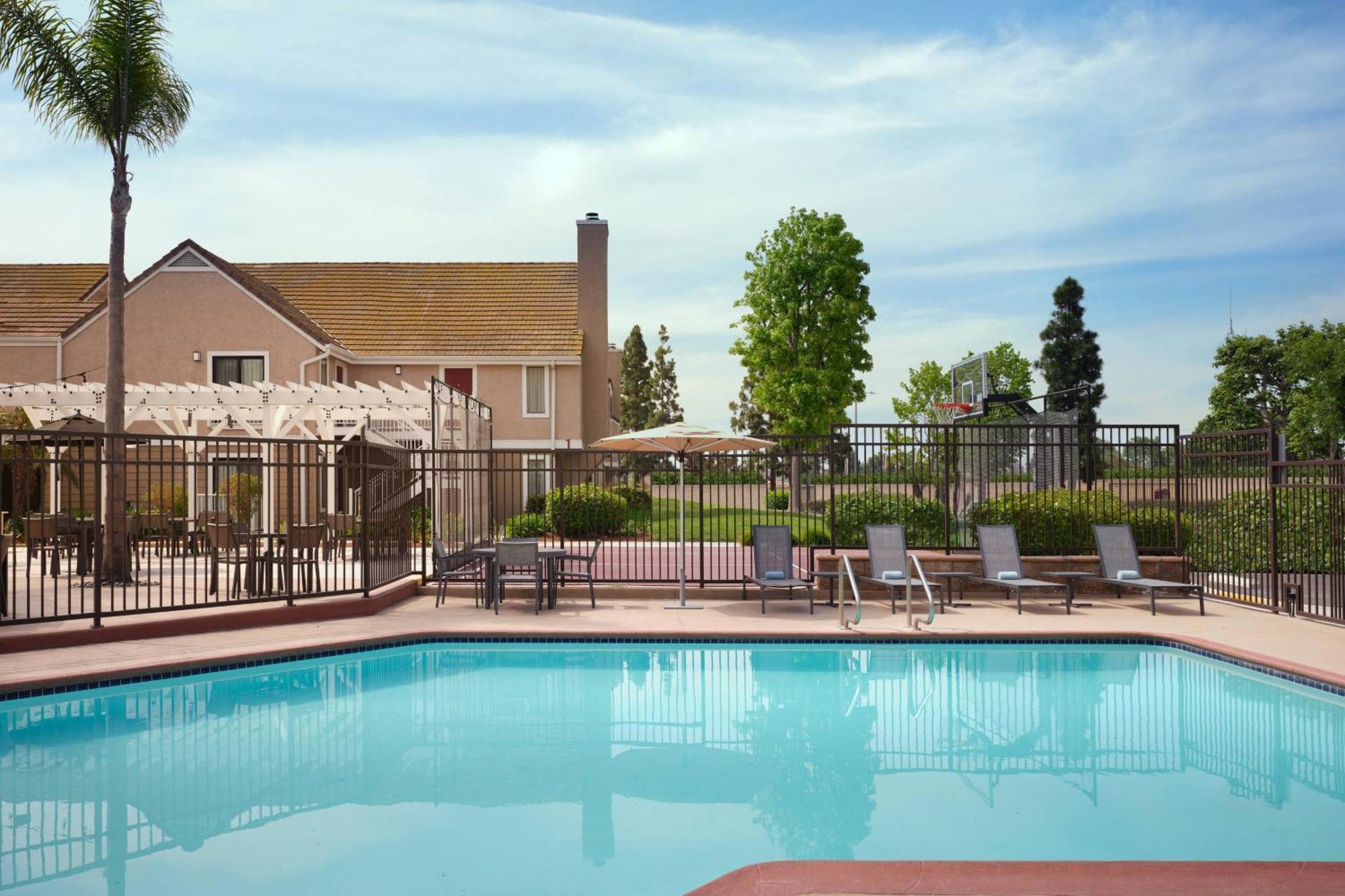 Residence Inn Costa Mesa Newport Beach Экстерьер фото